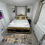 Modern London 2-Bed Flat Sleeps Up To 5
